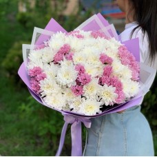 15 белых и розовых хризантем