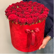 51 роза "Ред Наоми" в красном бархатном цилиндре