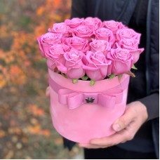 15 роз "Маритим" в розовом бархатном цилиндре