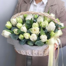 Корзина "39 белых пионовидных тюльпанов"