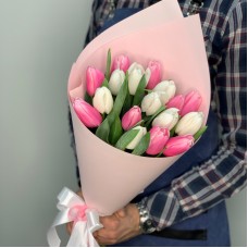 15 белых и розовых тюльпанов